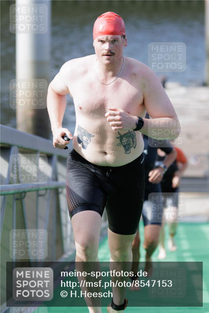 10.08.2025 - GEWOBA Citytriathlon Bremen H.Heesch http://msf.ph/oto/8547153 10.08.2025 10:20:10 Schwimmen 371, 390, 445, 451, 479 meine-sportfotos.de