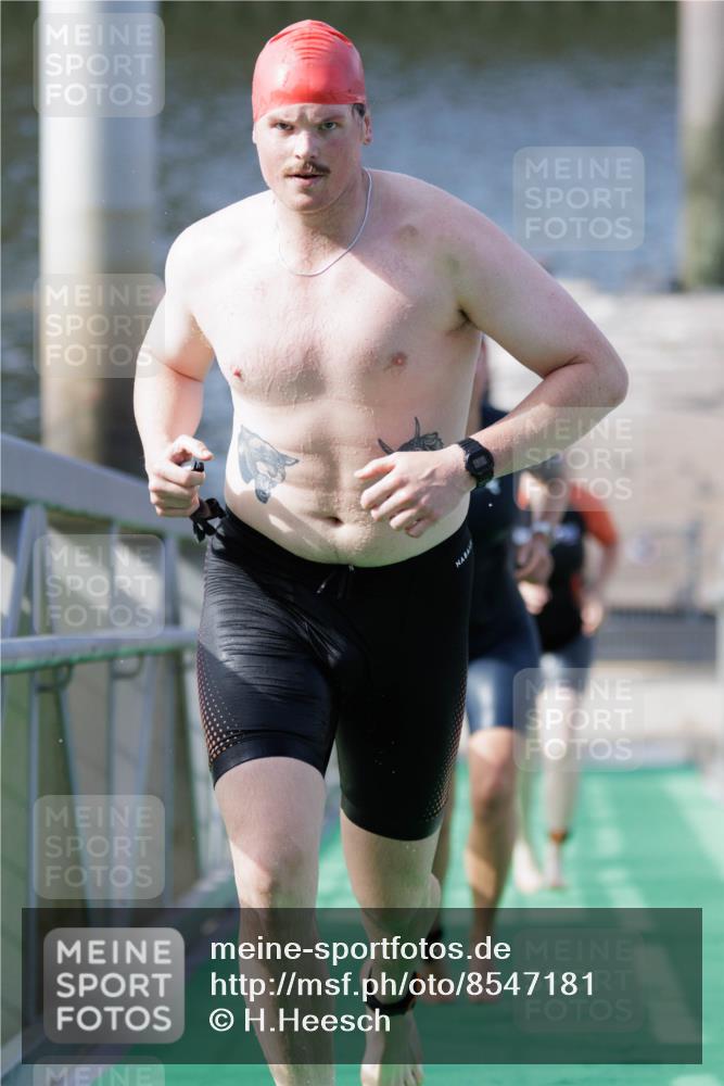 10.08.2025 - GEWOBA Citytriathlon Bremen H.Heesch http://msf.ph/oto/8547181 10.08.2025 10:20:10 Schwimmen 371, 390, 445, 451, 479 meine-sportfotos.de