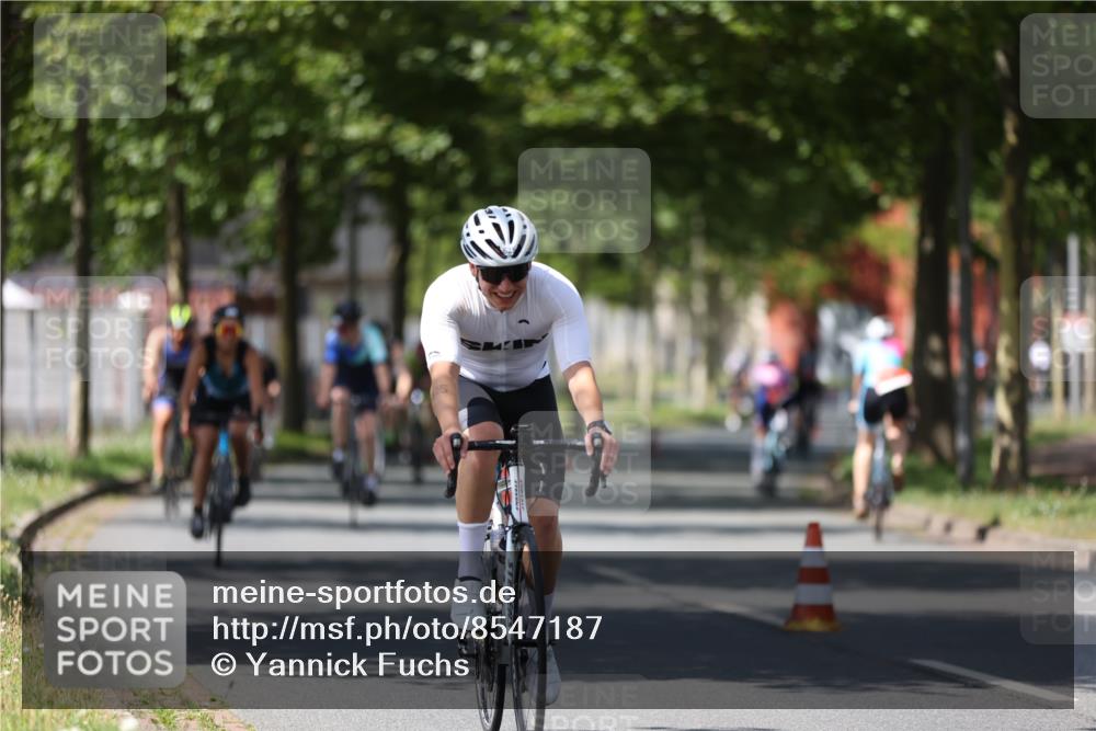 10.08.2025 - GEWOBA Citytriathlon Bremen Yannick Fuchs http://msf.ph/oto/8547187 10.08.2025 13:04:06 Radfahren 574, 576, 605, 625, 640, 676, 685, 697, 760, 769, 786, 946, 960, 963, 965, 1013, 1036 meine-sportfotos.de