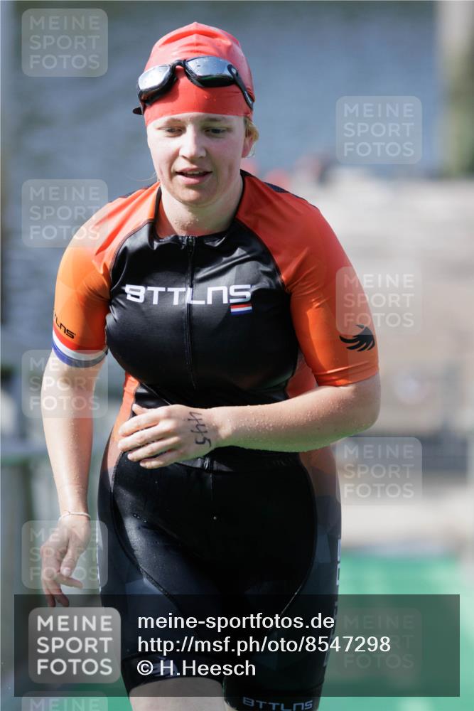 10.08.2025 - GEWOBA Citytriathlon Bremen H.Heesch http://msf.ph/oto/8547298 10.08.2025 10:20:15 Schwimmen 371, 445, 479 meine-sportfotos.de