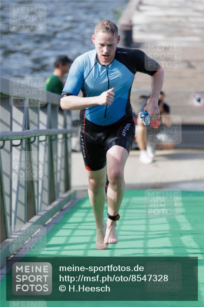 10.08.2025 - GEWOBA Citytriathlon Bremen H.Heesch http://msf.ph/oto/8547328 10.08.2025 10:20:17 Schwimmen 363, 371, 445, 479, 504 meine-sportfotos.de