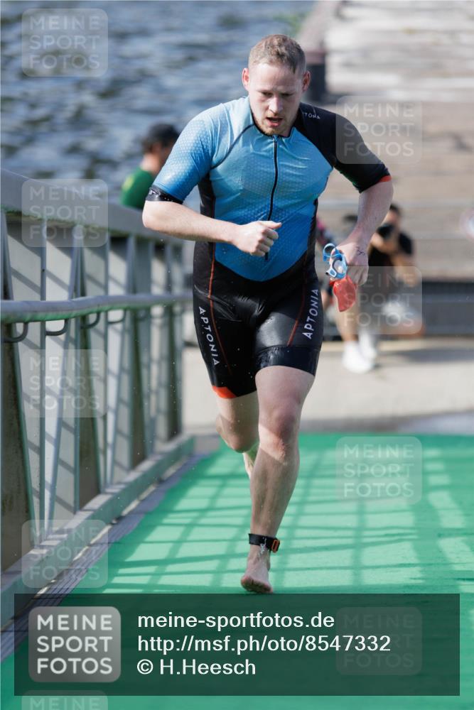 10.08.2025 - GEWOBA Citytriathlon Bremen H.Heesch http://msf.ph/oto/8547332 10.08.2025 10:20:17 Schwimmen 363, 371, 445, 479, 504 meine-sportfotos.de