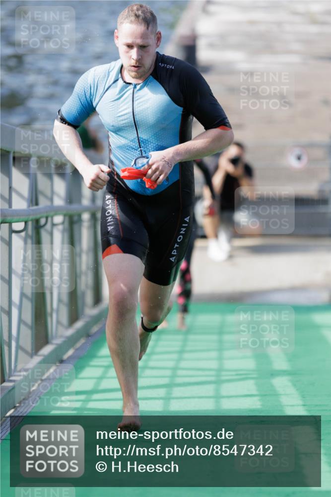 10.08.2025 - GEWOBA Citytriathlon Bremen H.Heesch http://msf.ph/oto/8547342 10.08.2025 10:20:18 Schwimmen 363, 371, 445, 479, 504 meine-sportfotos.de