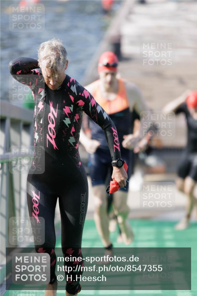10.08.2025 - GEWOBA Citytriathlon Bremen H.Heesch http://msf.ph/oto/8547355 10.08.2025 10:20:24 Schwimmen 363, 406, 456, 504 meine-sportfotos.de