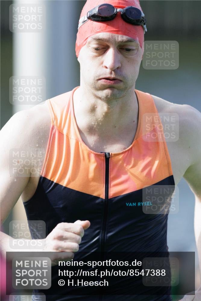 10.08.2025 - GEWOBA Citytriathlon Bremen H.Heesch http://msf.ph/oto/8547388 10.08.2025 10:20:31 Schwimmen 363, 389, 396, 406, 456, 473, 504 meine-sportfotos.de