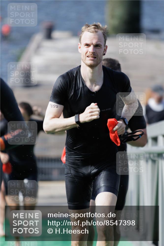 10.08.2025 - GEWOBA Citytriathlon Bremen H.Heesch http://msf.ph/oto/8547398 10.08.2025 10:20:32 Schwimmen 389, 394, 396, 406, 456, 473, 504 meine-sportfotos.de