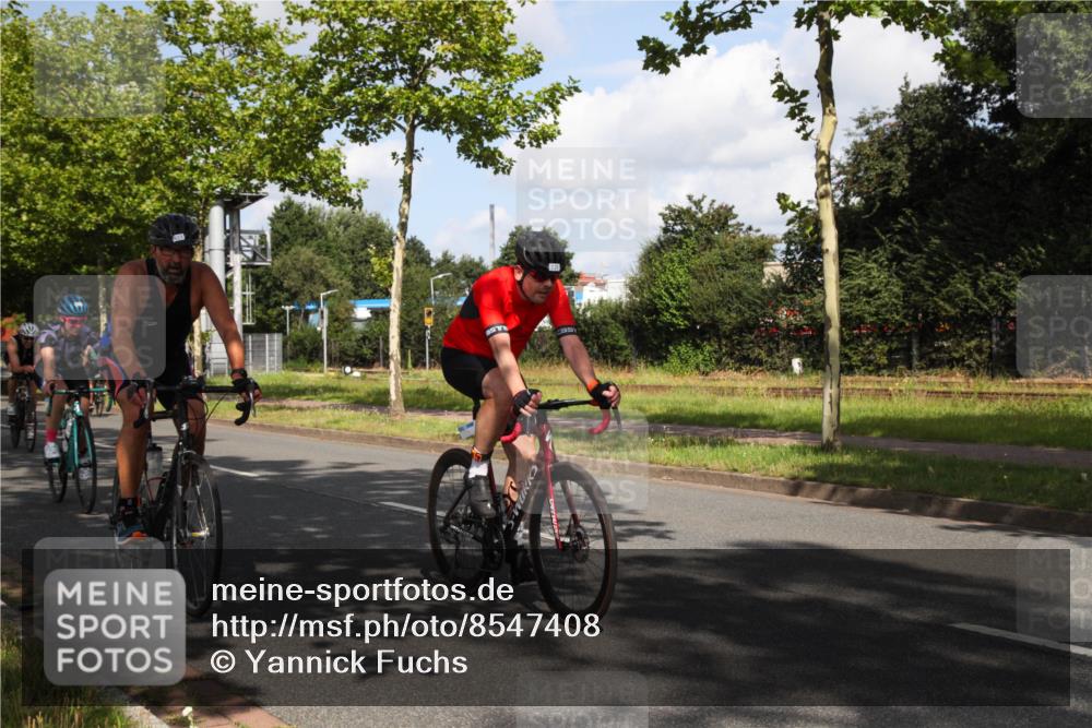 10.08.2025 - GEWOBA Citytriathlon Bremen Yannick Fuchs http://msf.ph/oto/8547408 10.08.2025 10:54:29 Radfahren 75, 123, 153, 356, 427, 492, 500 meine-sportfotos.de