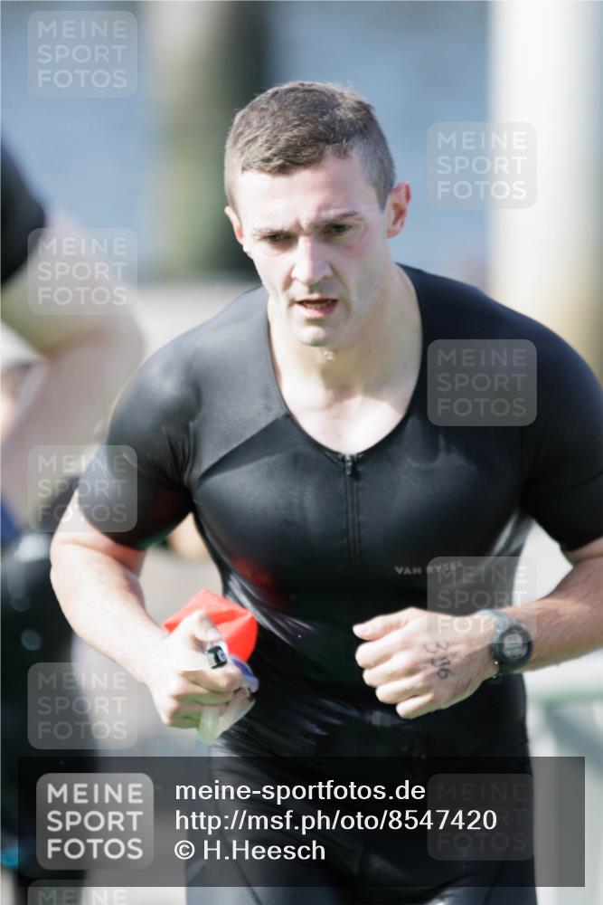 10.08.2025 - GEWOBA Citytriathlon Bremen H.Heesch http://msf.ph/oto/8547420 10.08.2025 10:20:35 Schwimmen 389, 394, 396, 406, 456, 473 meine-sportfotos.de