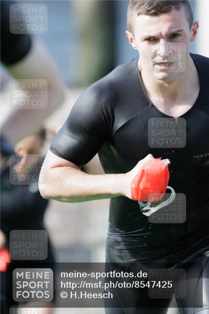10.08.2025 - GEWOBA Citytriathlon Bremen H.Heesch http://msf.ph/oto/8547425 10.08.2025 10:20:36 Schwimmen 389, 394, 396, 406, 456, 473 meine-sportfotos.de