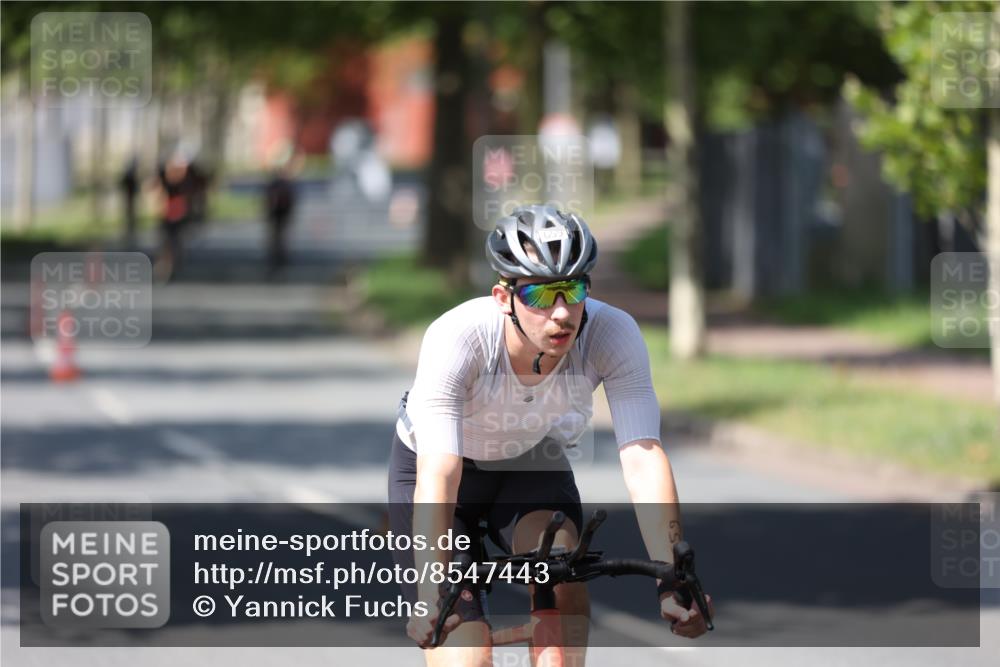 10.08.2025 - GEWOBA Citytriathlon Bremen Yannick Fuchs http://msf.ph/oto/8547443 10.08.2025 13:05:27 Radfahren 587, 615, 622, 627, 641, 659, 809, 876, 897, 928, 943, 958 meine-sportfotos.de