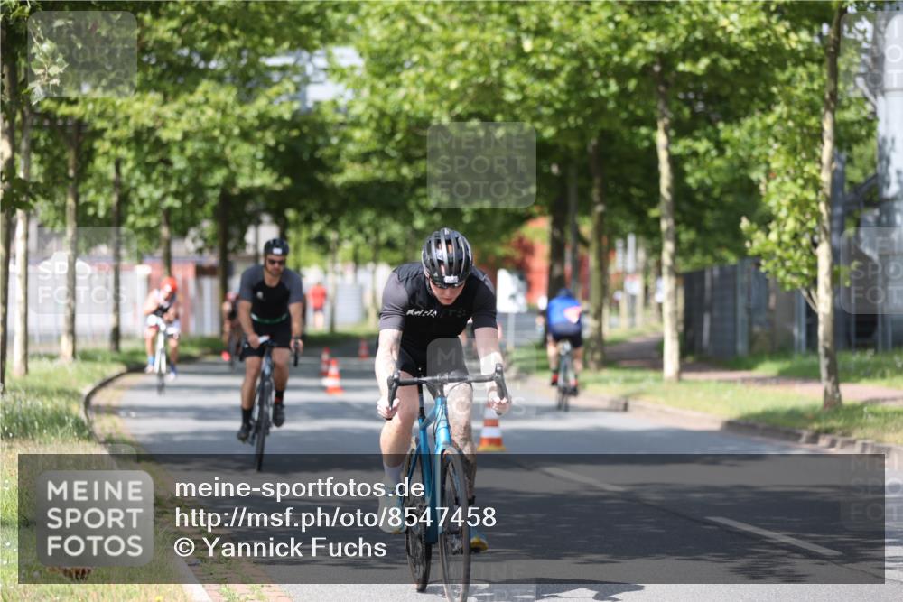 10.08.2025 - GEWOBA Citytriathlon Bremen Yannick Fuchs http://msf.ph/oto/8547458 10.08.2025 12:10:38 Radfahren 573, 622, 629, 644, 647, 656, 659, 685, 712, 722, 730, 748, 755, 819, 889, 1014 meine-sportfotos.de