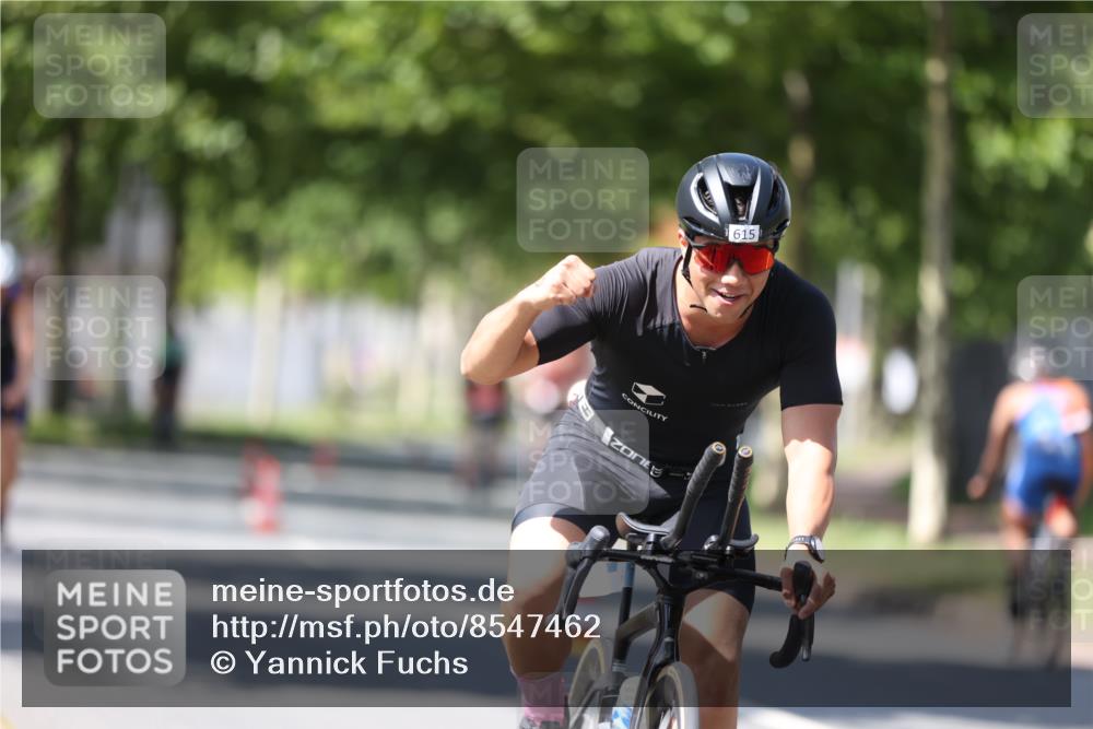 10.08.2025 - GEWOBA Citytriathlon Bremen Yannick Fuchs http://msf.ph/oto/8547462 10.08.2025 13:05:37 Radfahren 615, 616, 627, 659, 746, 809, 876, 897, 943 meine-sportfotos.de