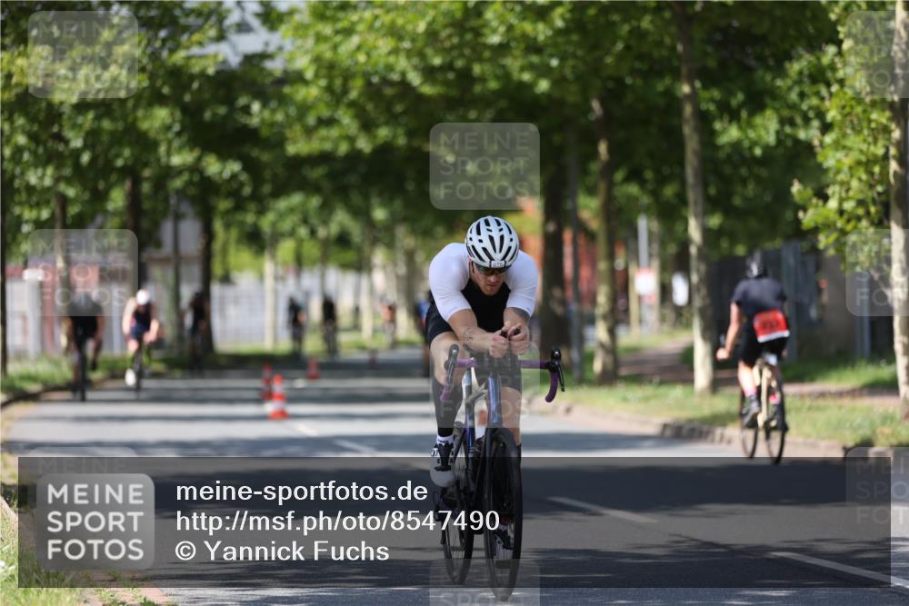 10.08.2025 - GEWOBA Citytriathlon Bremen Yannick Fuchs http://msf.ph/oto/8547490 10.08.2025 13:05:47 Radfahren 573, 615, 616, 627, 630, 746, 767, 793, 809, 857, 876, 897, 981 meine-sportfotos.de