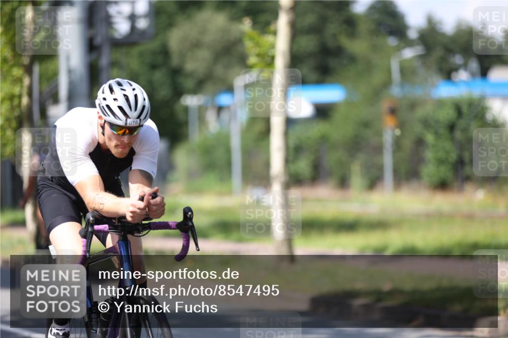 10.08.2025 - GEWOBA Citytriathlon Bremen Yannick Fuchs http://msf.ph/oto/8547495 10.08.2025 13:05:48 Radfahren 573, 615, 616, 627, 630, 746, 767, 793, 809, 857, 876, 897, 981 meine-sportfotos.de