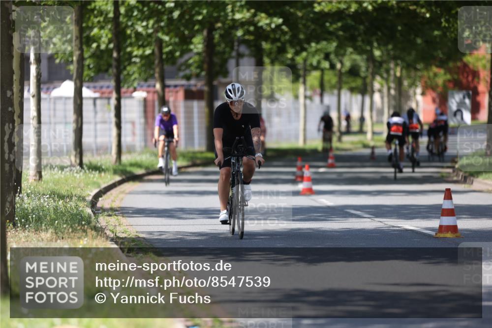 10.08.2025 - GEWOBA Citytriathlon Bremen Yannick Fuchs http://msf.ph/oto/8547539 10.08.2025 13:06:04 Radfahren 573, 630, 682, 741, 767, 793, 857, 918, 948, 962, 981 meine-sportfotos.de