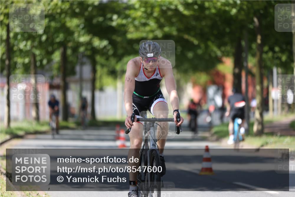 10.08.2025 - GEWOBA Citytriathlon Bremen Yannick Fuchs http://msf.ph/oto/8547600 10.08.2025 13:06:29 Radfahren 621, 655, 732, 788, 840, 856, 927, 1026 meine-sportfotos.de