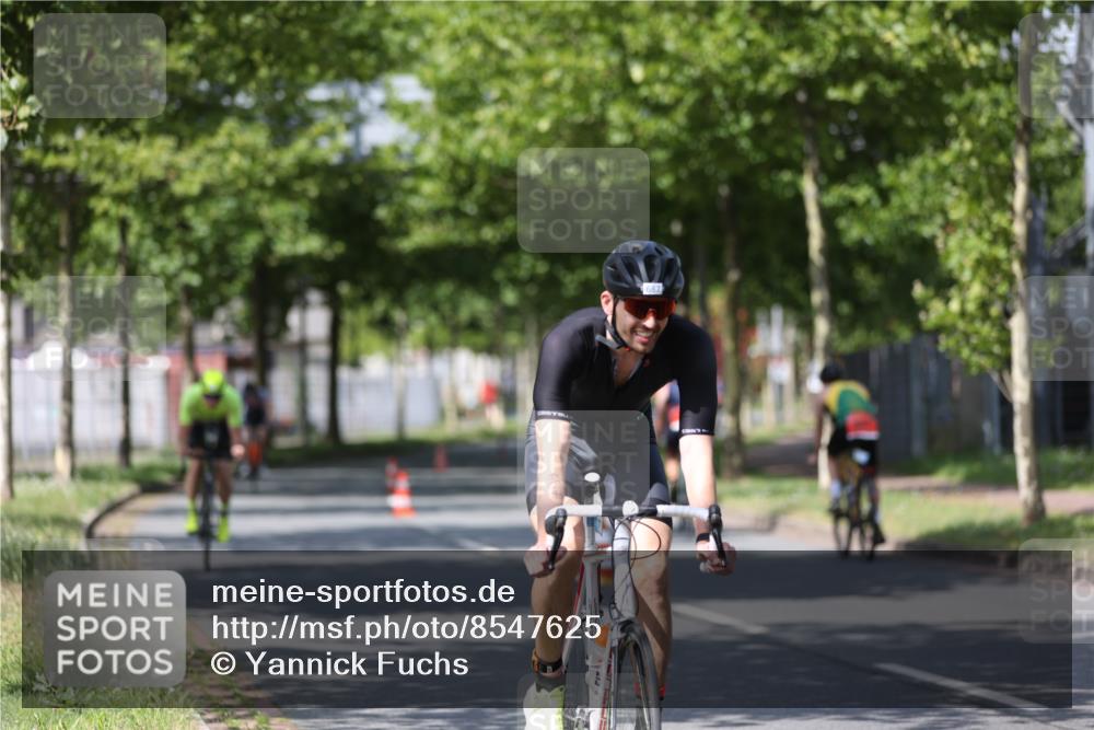 10.08.2025 - GEWOBA Citytriathlon Bremen Yannick Fuchs http://msf.ph/oto/8547625 10.08.2025 12:11:07 Radfahren 575, 625, 669, 679, 687, 716, 800, 812, 835 meine-sportfotos.de