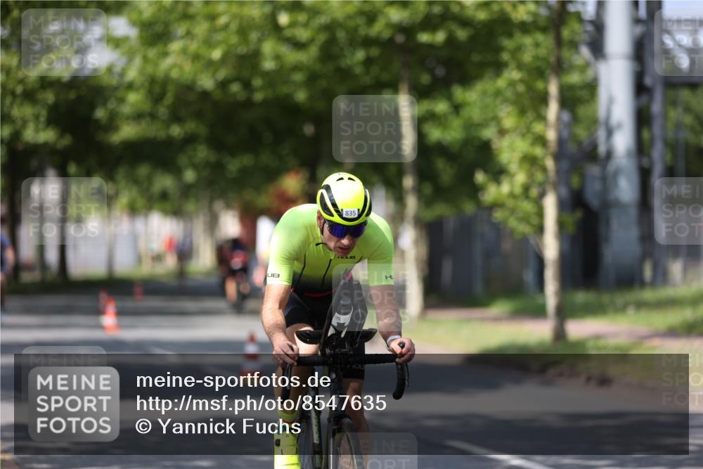 10.08.2025 - GEWOBA Citytriathlon Bremen Yannick Fuchs http://msf.ph/oto/8547635 10.08.2025 12:11:09 Radfahren 575, 625, 669, 679, 687, 713, 800, 812, 835 meine-sportfotos.de