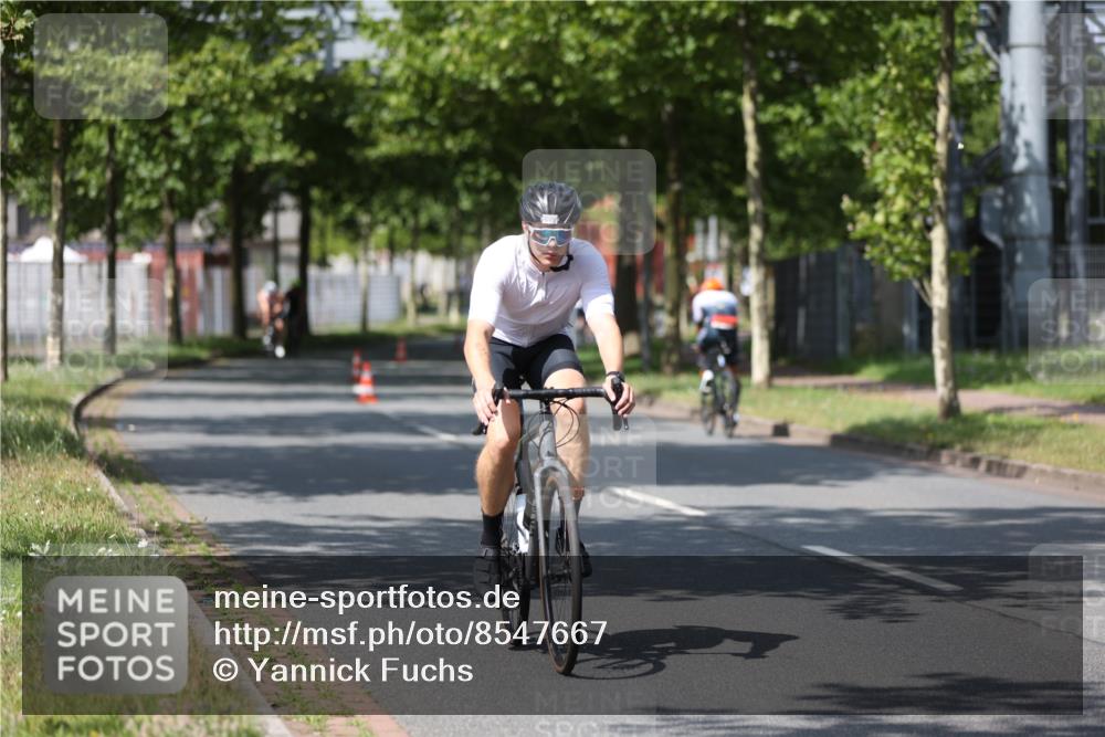 10.08.2025 - GEWOBA Citytriathlon Bremen Yannick Fuchs http://msf.ph/oto/8547667 10.08.2025 12:11:20 Radfahren 575, 645, 669, 679, 687, 713, 835, 894, 1038 meine-sportfotos.de