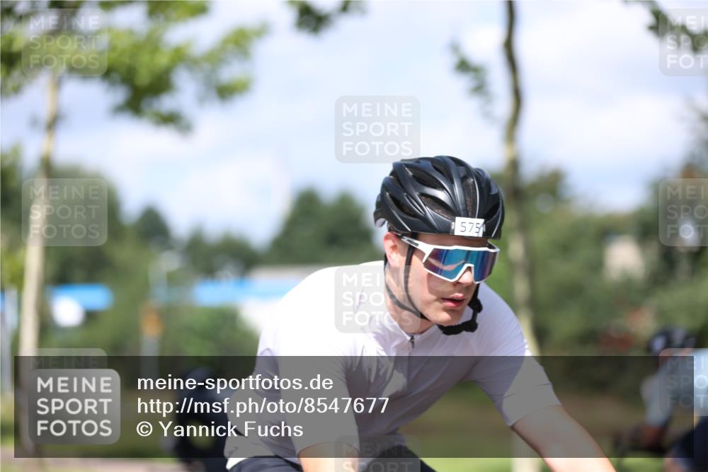10.08.2025 - GEWOBA Citytriathlon Bremen Yannick Fuchs http://msf.ph/oto/8547677 10.08.2025 12:11:21 Radfahren 575, 645, 669, 679, 713, 835, 894, 1038 meine-sportfotos.de
