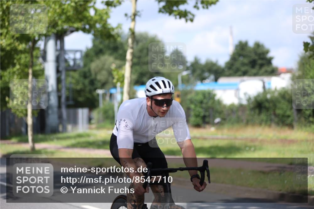 10.08.2025 - GEWOBA Citytriathlon Bremen Yannick Fuchs http://msf.ph/oto/8547710 10.08.2025 12:11:30 Radfahren 575, 578, 583, 645, 713, 894, 1038 meine-sportfotos.de