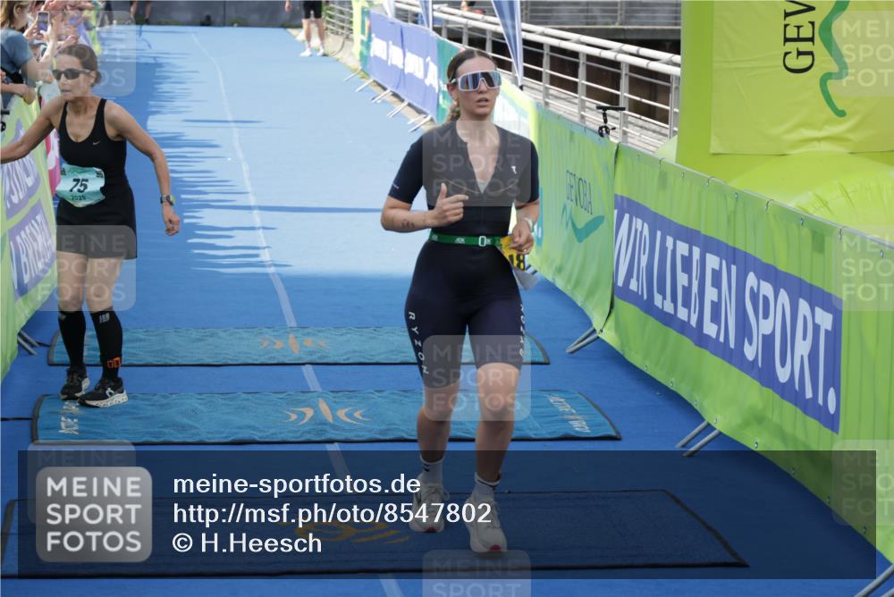 10.08.2025 - GEWOBA Citytriathlon Bremen H.Heesch http://msf.ph/oto/8547802 10.08.2025 11:31:27 Ziel 483 meine-sportfotos.de