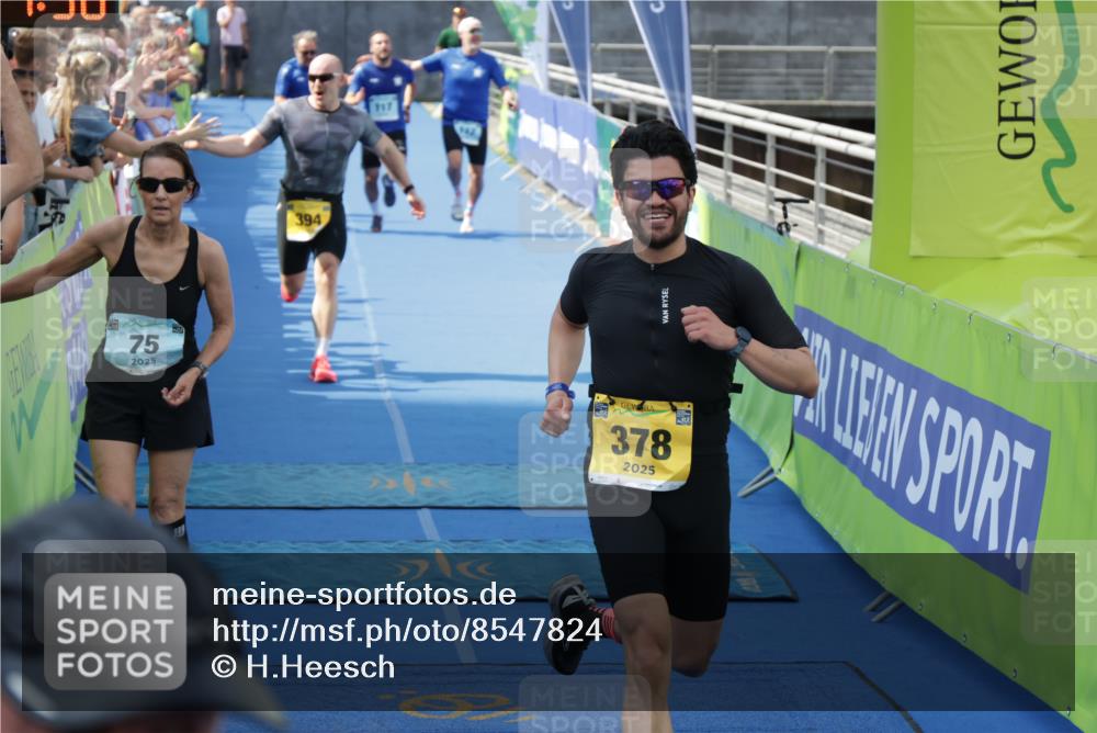 10.08.2025 - GEWOBA Citytriathlon Bremen H.Heesch http://msf.ph/oto/8547824 10.08.2025 11:31:38 Ziel 117, 378, 394 meine-sportfotos.de