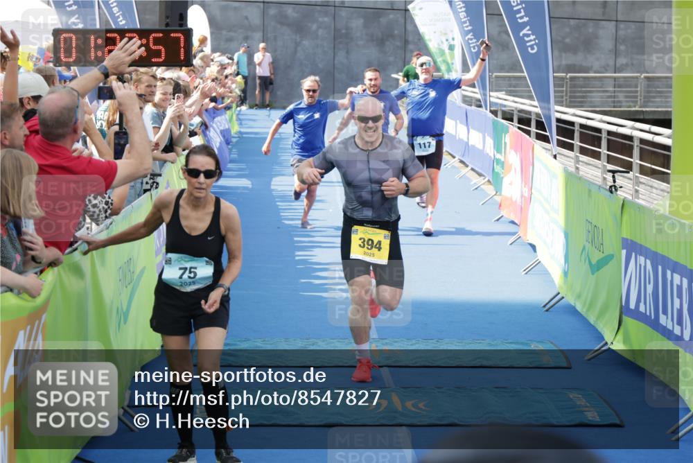 10.08.2025 - GEWOBA Citytriathlon Bremen H.Heesch http://msf.ph/oto/8547827 10.08.2025 11:31:39 Ziel 117, 378, 394 meine-sportfotos.de