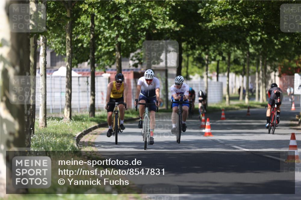 10.08.2025 - GEWOBA Citytriathlon Bremen Yannick Fuchs http://msf.ph/oto/8547831 10.08.2025 12:12:00 Radfahren 576, 605, 667, 699, 702, 752, 799, 816, 907, 1003 meine-sportfotos.de