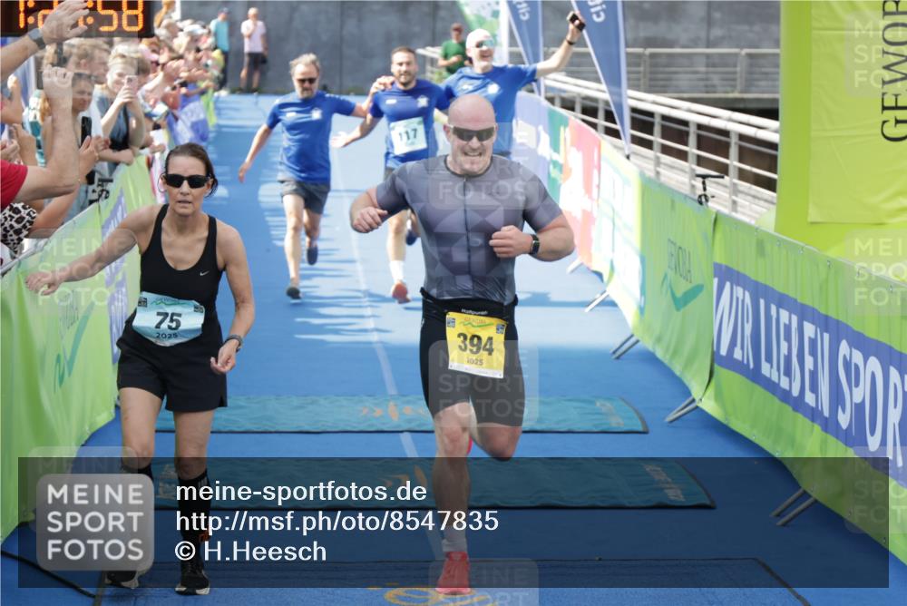 10.08.2025 - GEWOBA Citytriathlon Bremen H.Heesch http://msf.ph/oto/8547835 10.08.2025 11:31:40 Ziel 117, 378, 394 meine-sportfotos.de