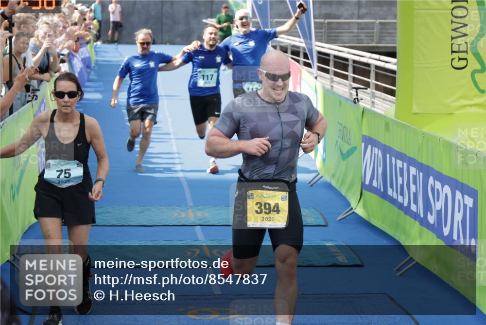 10.08.2025 - GEWOBA Citytriathlon Bremen H.Heesch http://msf.ph/oto/8547837 10.08.2025 11:31:40 Ziel 117, 378, 394 meine-sportfotos.de