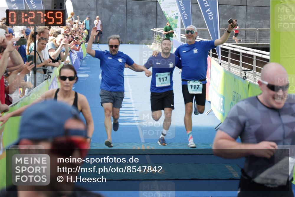 10.08.2025 - GEWOBA Citytriathlon Bremen H.Heesch http://msf.ph/oto/8547842 10.08.2025 11:31:41 Ziel 117, 378, 394 meine-sportfotos.de