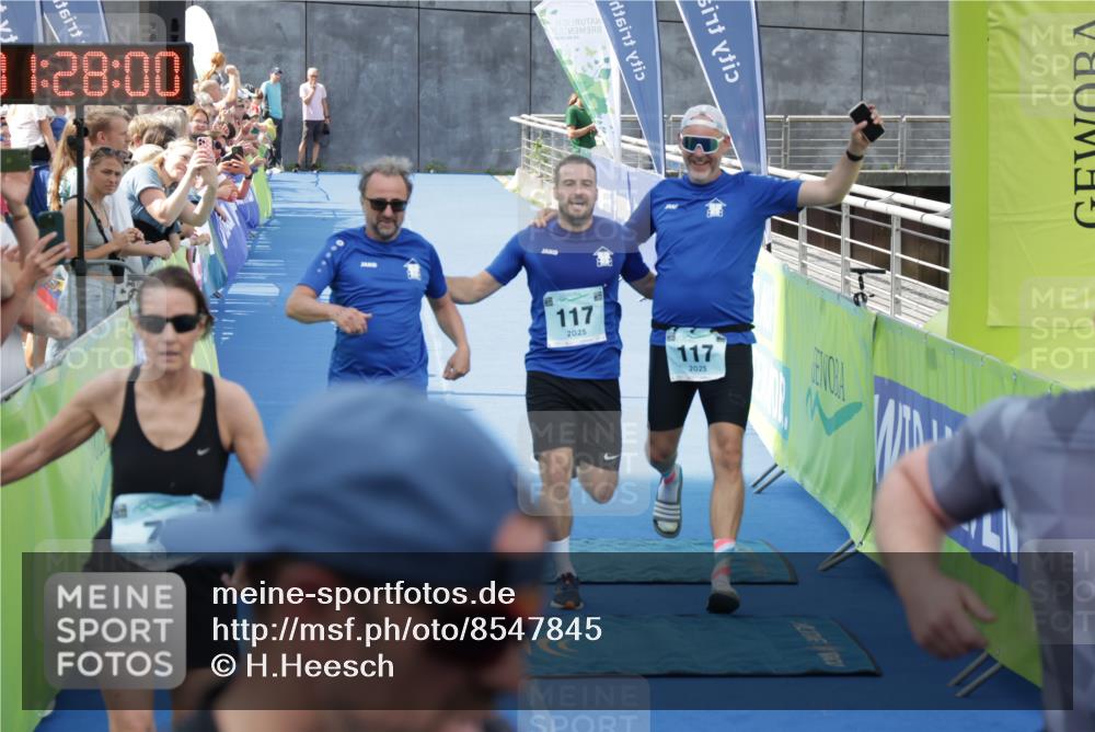 10.08.2025 - GEWOBA Citytriathlon Bremen H.Heesch http://msf.ph/oto/8547845 10.08.2025 11:31:41 Ziel 117, 378, 394 meine-sportfotos.de