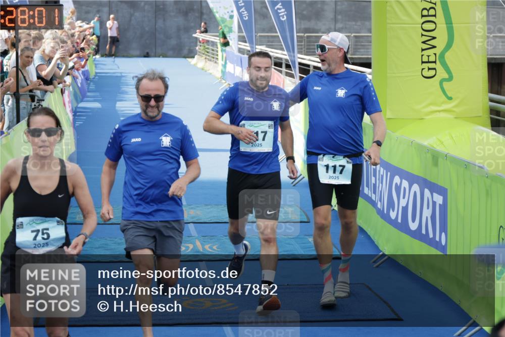 10.08.2025 - GEWOBA Citytriathlon Bremen H.Heesch http://msf.ph/oto/8547852 10.08.2025 11:31:42 Ziel 117, 378, 394 meine-sportfotos.de