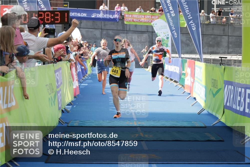 10.08.2025 - GEWOBA Citytriathlon Bremen H.Heesch http://msf.ph/oto/8547859 10.08.2025 11:32:12 Ziel 211, 441 meine-sportfotos.de