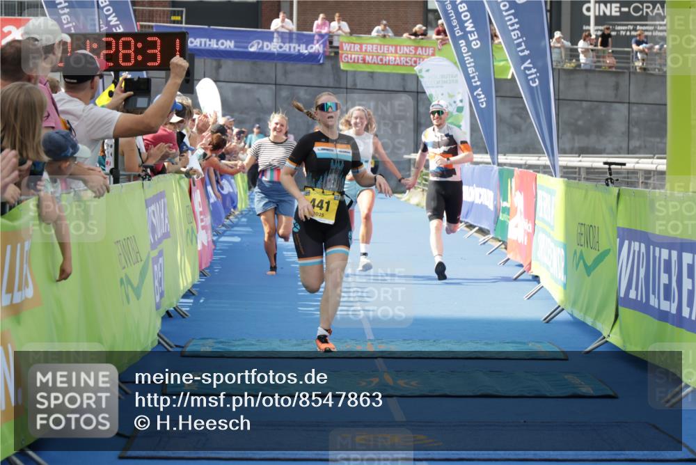 10.08.2025 - GEWOBA Citytriathlon Bremen H.Heesch http://msf.ph/oto/8547863 10.08.2025 11:32:13 Ziel 211, 441 meine-sportfotos.de