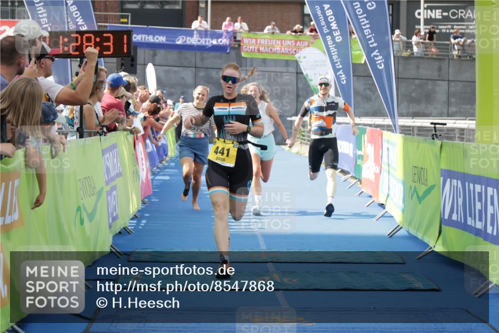 10.08.2025 - GEWOBA Citytriathlon Bremen H.Heesch http://msf.ph/oto/8547868 10.08.2025 11:32:13 Ziel 211, 441 meine-sportfotos.de