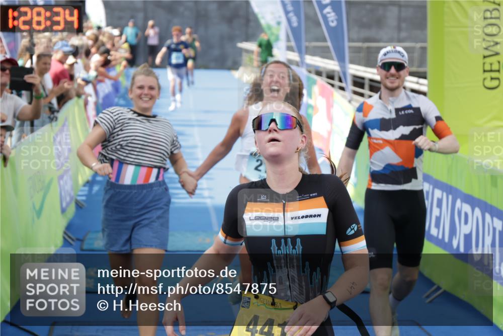 10.08.2025 - GEWOBA Citytriathlon Bremen H.Heesch http://msf.ph/oto/8547875 10.08.2025 11:32:15 Ziel 211, 215, 441 meine-sportfotos.de