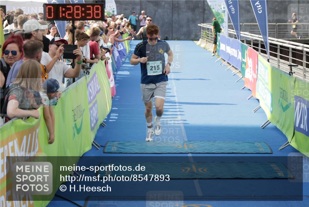 10.08.2025 - GEWOBA Citytriathlon Bremen H.Heesch http://msf.ph/oto/8547893 10.08.2025 11:32:20 Ziel 211, 215, 397, 441 meine-sportfotos.de