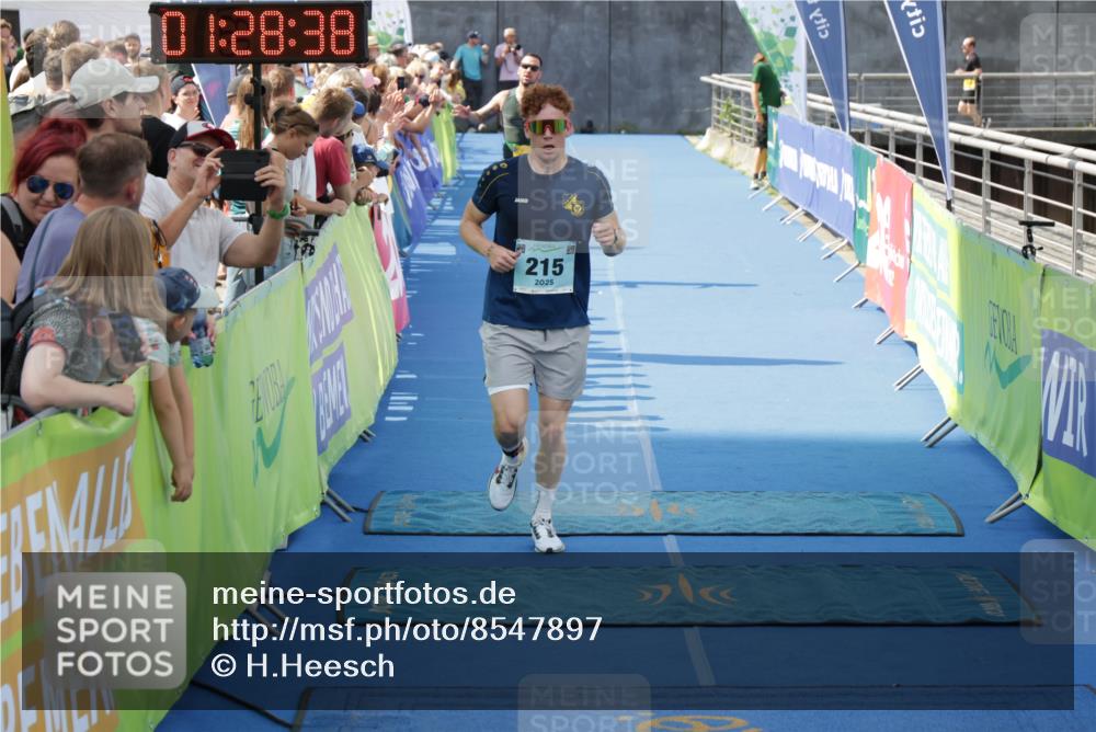 10.08.2025 - GEWOBA Citytriathlon Bremen H.Heesch http://msf.ph/oto/8547897 10.08.2025 11:32:20 Ziel 211, 215, 397, 441 meine-sportfotos.de