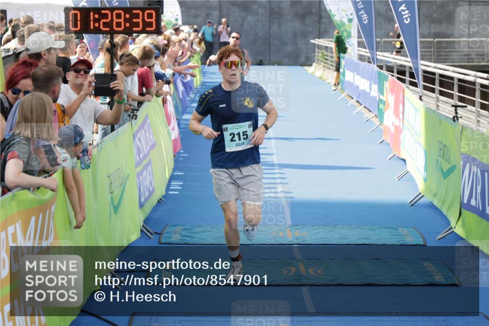 10.08.2025 - GEWOBA Citytriathlon Bremen H.Heesch http://msf.ph/oto/8547901 10.08.2025 11:32:20 Ziel 211, 215, 397, 441 meine-sportfotos.de