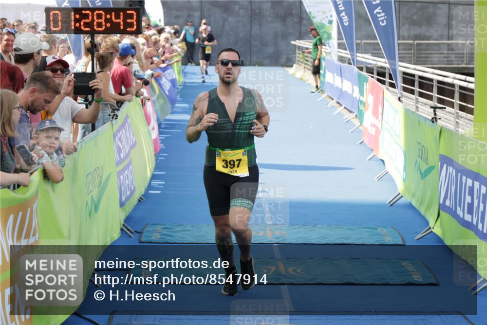 10.08.2025 - GEWOBA Citytriathlon Bremen H.Heesch http://msf.ph/oto/8547914 10.08.2025 11:32:24 Ziel 215, 397 meine-sportfotos.de