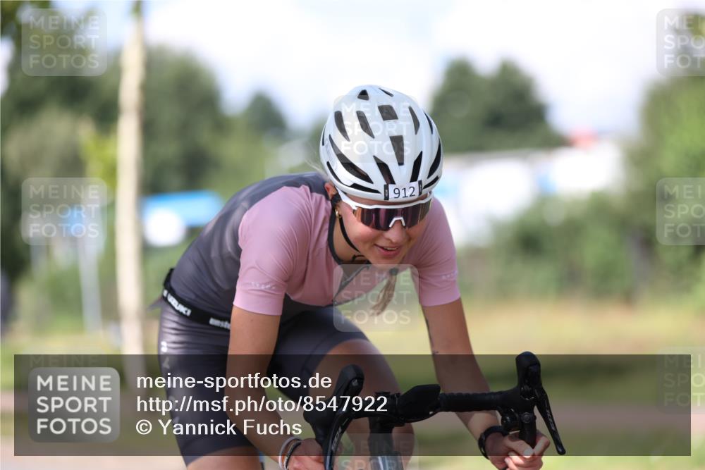 10.08.2025 - GEWOBA Citytriathlon Bremen Yannick Fuchs http://msf.ph/oto/8547922 10.08.2025 13:08:50 Radfahren 551, 692, 824, 912, 968, 1016 meine-sportfotos.de