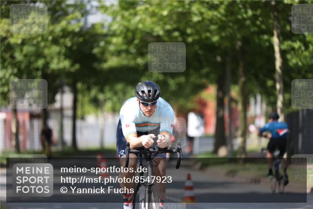 10.08.2025 - GEWOBA Citytriathlon Bremen Yannick Fuchs http://msf.ph/oto/8547923 10.08.2025 12:12:12 Radfahren 576, 605, 667, 751, 799, 816, 907, 1003 meine-sportfotos.de