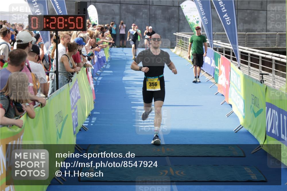 10.08.2025 - GEWOBA Citytriathlon Bremen H.Heesch http://msf.ph/oto/8547924 10.08.2025 11:32:32 Ziel 356 meine-sportfotos.de