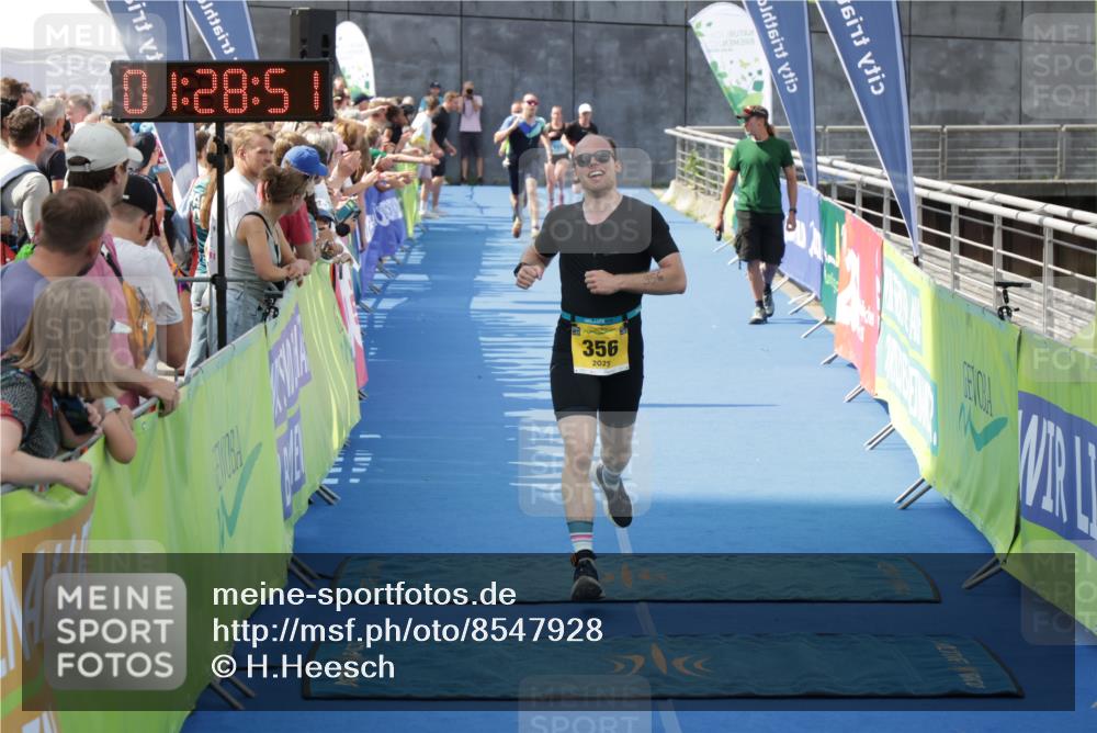 10.08.2025 - GEWOBA Citytriathlon Bremen H.Heesch http://msf.ph/oto/8547928 10.08.2025 11:32:32 Ziel 356 meine-sportfotos.de