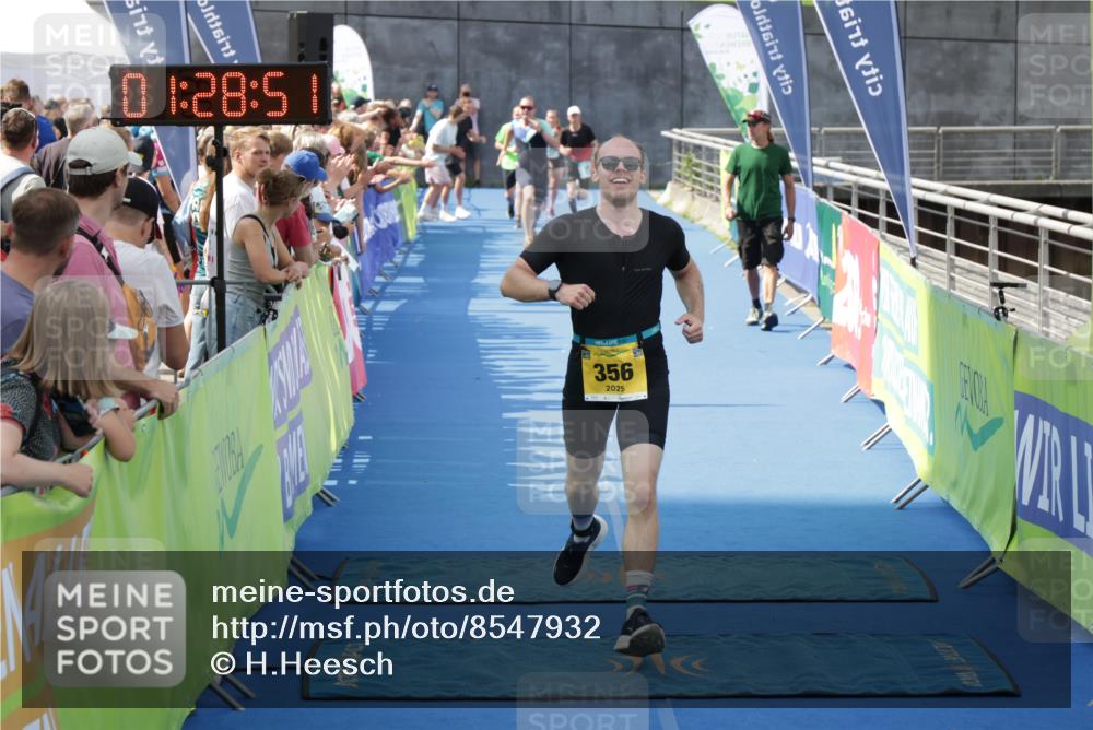 10.08.2025 - GEWOBA Citytriathlon Bremen H.Heesch http://msf.ph/oto/8547932 10.08.2025 11:32:33 Ziel 356 meine-sportfotos.de