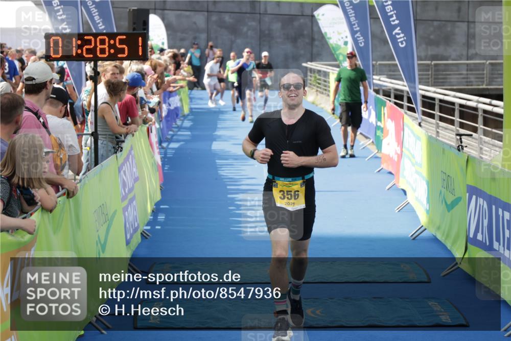 10.08.2025 - GEWOBA Citytriathlon Bremen H.Heesch http://msf.ph/oto/8547936 10.08.2025 11:32:33 Ziel 356 meine-sportfotos.de