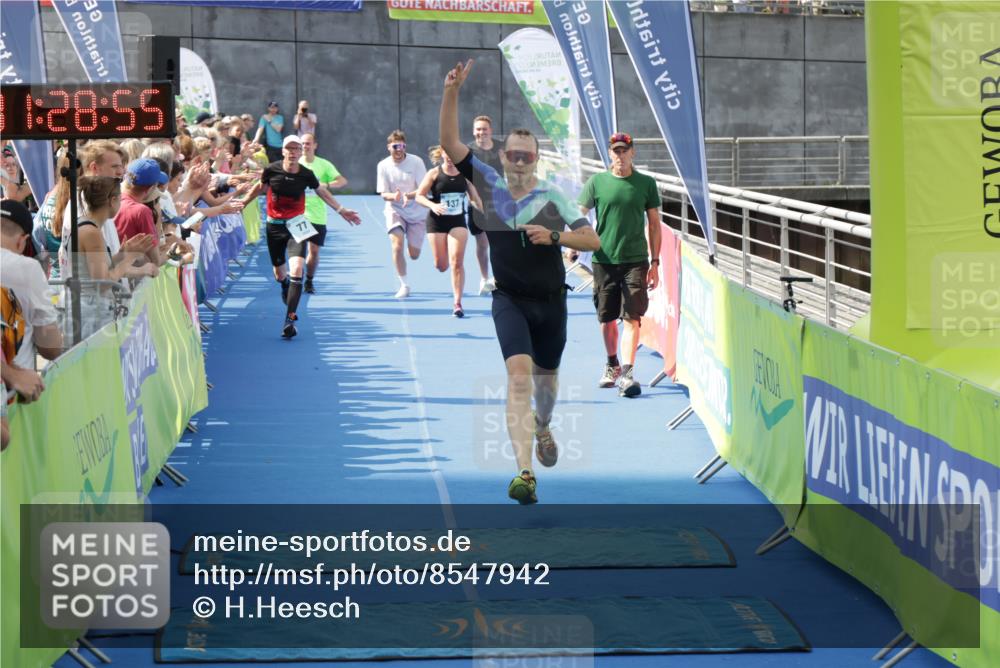 10.08.2025 - GEWOBA Citytriathlon Bremen H.Heesch http://msf.ph/oto/8547942 10.08.2025 11:32:37 Ziel 11, 77, 137, 356, 400 meine-sportfotos.de