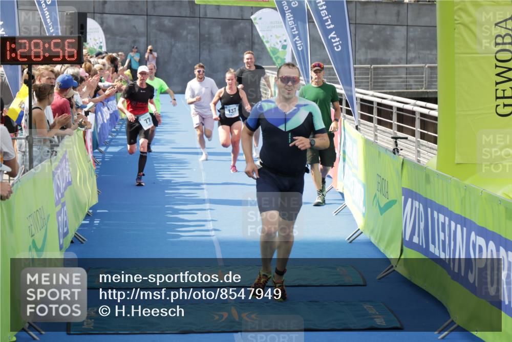 10.08.2025 - GEWOBA Citytriathlon Bremen H.Heesch http://msf.ph/oto/8547949 10.08.2025 11:32:38 Ziel 11, 77, 137, 356, 400 meine-sportfotos.de